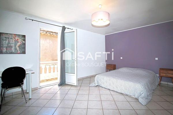 Maison de village avec cour et places de parking