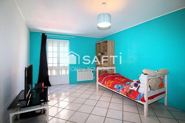 Maison de village avec cour et places de parking