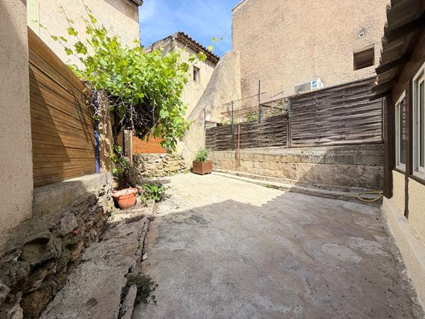 A VENDRE EN EXCLUSIVITE 84160 CADENET MAISON DE VILLAGE TYPE 3 PIECES D'ENVIRON 66M² AVEC COUR ET CAVE