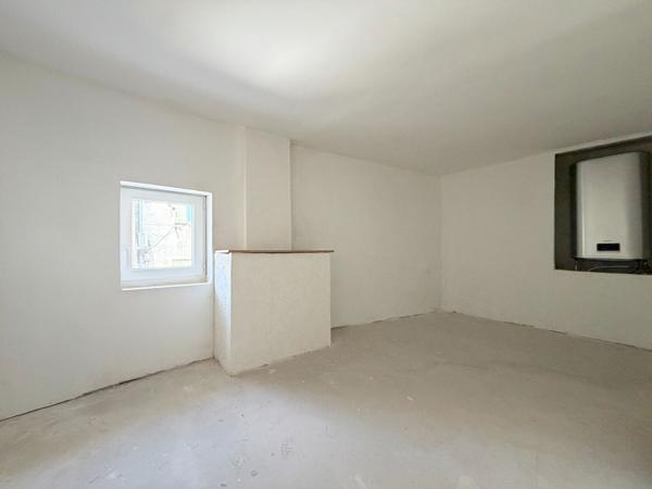A VENDRE EN EXCLUSIVITE 84160 CADENET MAISON DE VILLAGE TYPE 3 PIECES D'ENVIRON 66M² AVEC COUR ET CAVE
