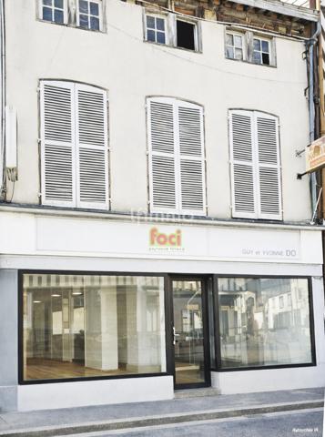 Immeuble avec cellule commerciale