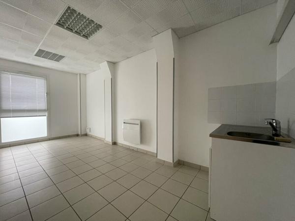 SAINT ROMAIN DE COLBOSC - centre ville A louer très beau bureaux de 50 m2 accessible PMR avec parkings