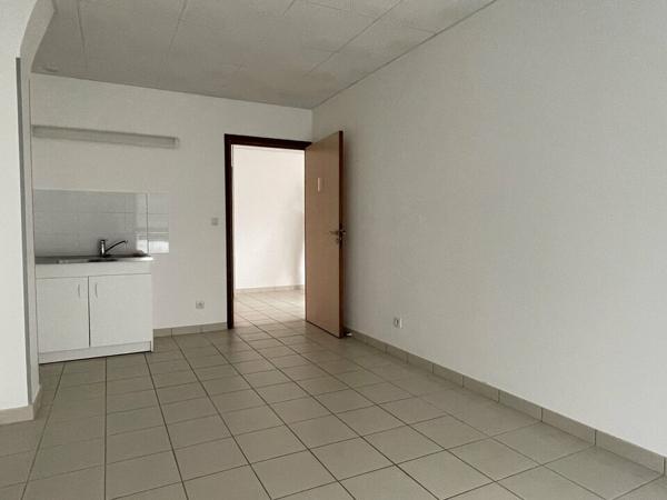 SAINT ROMAIN DE COLBOSC - centre ville A louer très beau bureaux de 50 m2 accessible PMR avec parkings