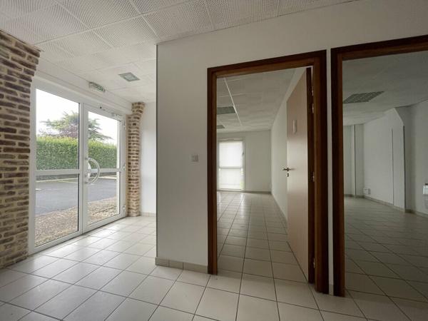 SAINT ROMAIN DE COLBOSC - centre ville A louer très beau bureaux de 50 m2 accessible PMR avec parkings