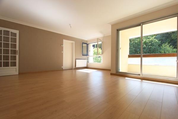 UN APPARTEMENT TYPE 3 RÉNOVÉ À DIX MINUTES DU CENTRE-VILLE. -