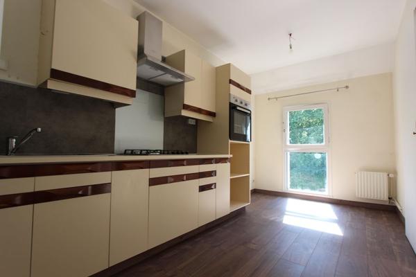 UN APPARTEMENT TYPE 3 RÉNOVÉ À DIX MINUTES DU CENTRE-VILLE. -