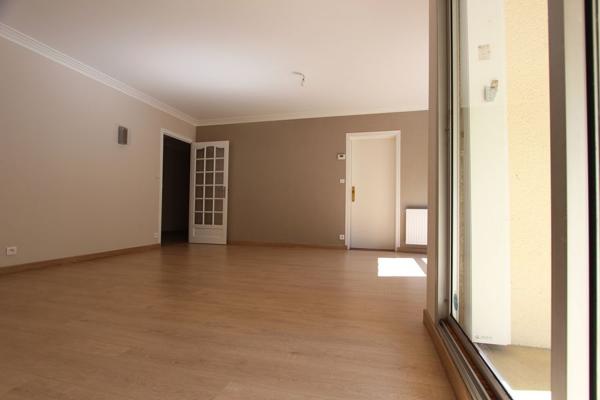 UN APPARTEMENT TYPE 3 RÉNOVÉ À DIX MINUTES DU CENTRE-VILLE. -
