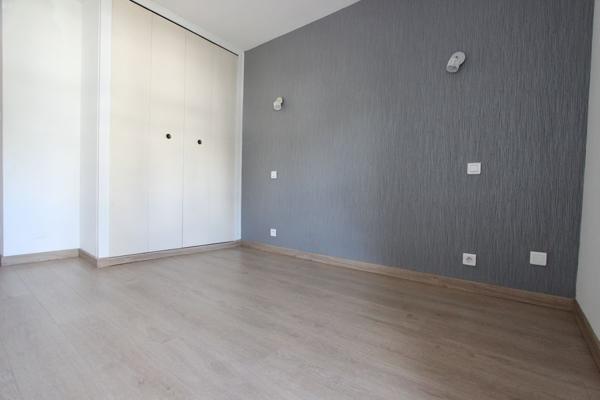 UN APPARTEMENT TYPE 3 RÉNOVÉ À DIX MINUTES DU CENTRE-VILLE. -