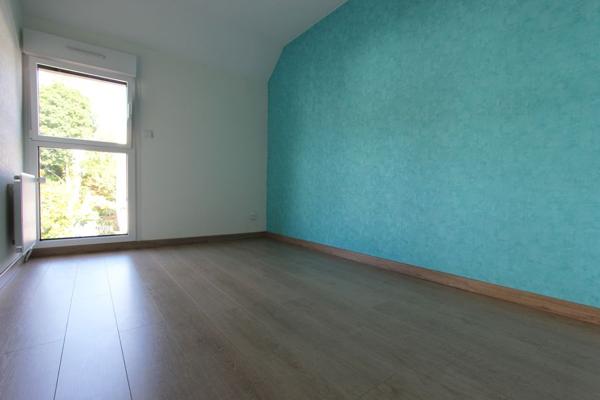 UN APPARTEMENT TYPE 3 RÉNOVÉ À DIX MINUTES DU CENTRE-VILLE. -
