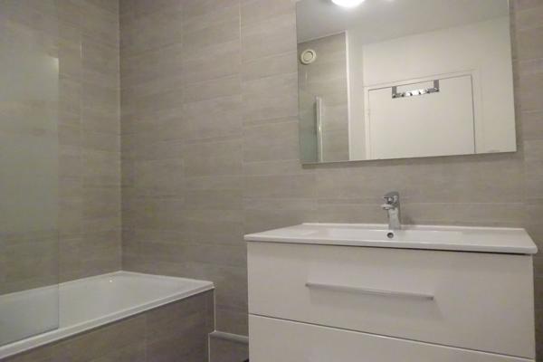UN APPARTEMENT TYPE 3 RÉNOVÉ À DIX MINUTES DU CENTRE-VILLE. -