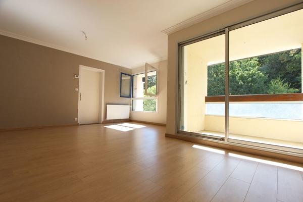 UN APPARTEMENT TYPE 3 RÉNOVÉ À DIX MINUTES DU CENTRE-VILLE. -