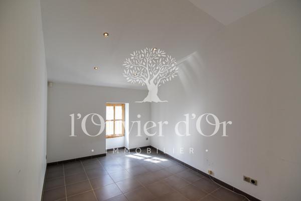 Tulette (26790) Immeuble avec local commercial et appartement à finir de rénover