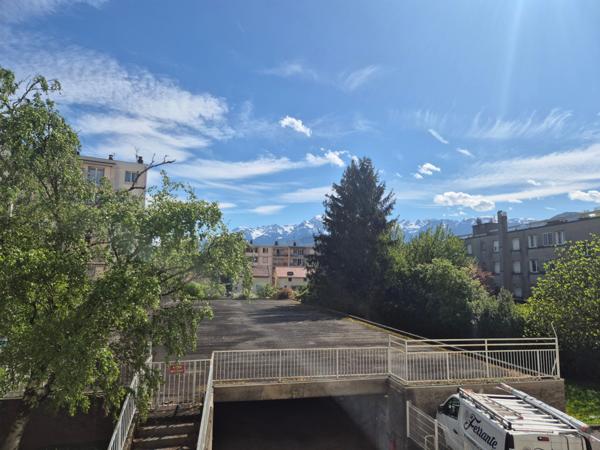 Grenoble – Avenue Jeanne d’Arc – T4 lumineux, Traversant avec Vue montagne, loggia, parking et garage Pas d'encadrement des loyers