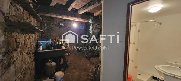 Maison de village à rénover entièrement.