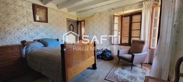 Maison de village à rénover entièrement.