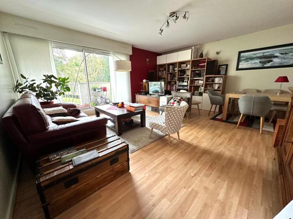 Appartement avec balcons et stationnement double