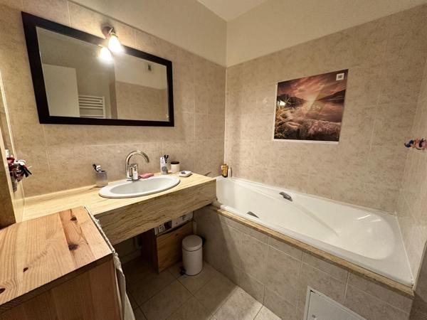 Appartement avec balcons et stationnement double