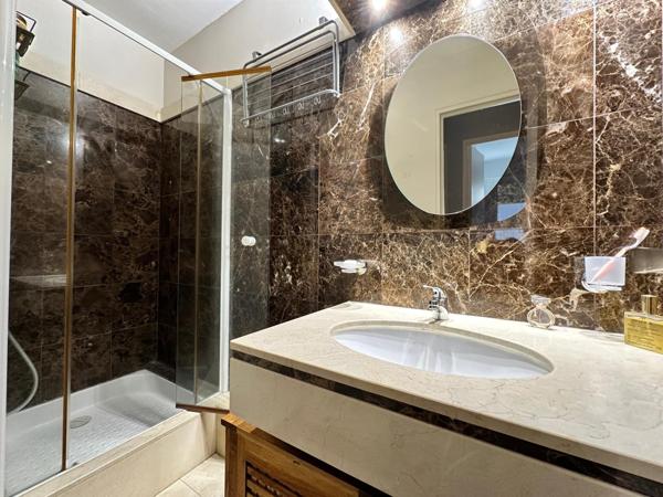 Appartement avec balcons et stationnement double