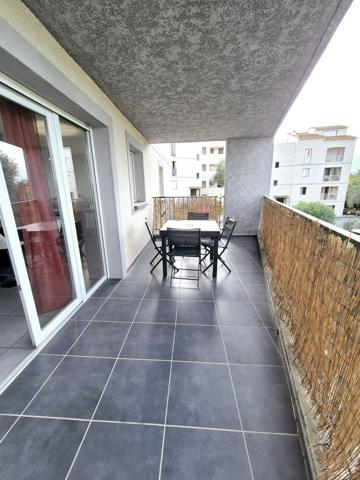 Studio de 42m2 avec une grande terrasse de 14m2 et place de parking privé