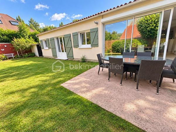 Maison située à Compiègne, dans un quartier pavillonnaire calme, proche de toutes commodités, des commerces et des établissements scolaires ainsi que du parc de Bayser.

Cette maison individuelle offre une belle configuration et un beau potentiel d’aménagement.

Elle se compose au rez-de-chaussée d’une cuisine aménagée, d’un salon-salle à manger et de deux chambres. À l’étage, vous trouverez une troisième chambre ainsi qu’une salle de bains et des WC.

À l’extérieur, vous profiterez d’un jardin décoré avec goût de 270 m², d’une place de stationnement et de deux dépendances.

L’une des dépendances, d’environ 16 m², est aménagée et bénéficie de l’électricité et du chauffage. Cet espace peut être utilisé selon vos besoins comme chambre supplémentaire, bureau, espace pour une activité professionnelle ou encore être transformé en garage.

La seconde dépendance complète les espaces annexes de la propriété.

Cette maison présente de belles possibilités et mérite d’être découverte sur place afin d’en apprécier pleinement le potentiel.

Un bien qui offre une configuration intéressante et de nombreuses possibilités d’évolution, aussi bien pour une famille que pour un projet personnel ou professionnel.

Un bien rare sur le secteur, qui mérite une visite rapide.

Pour tout renseignement complémentaire ou pour organiser une visite, contactez-moi.