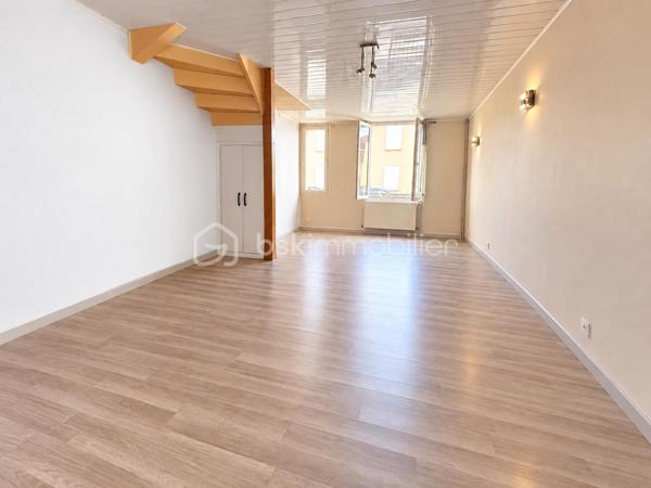 Maison située à Compiègne, dans un quartier pavillonnaire calme, proche de toutes commodités, des commerces et des établissements scolaires ainsi que du parc de Bayser.

Cette maison individuelle offre une belle configuration et un beau potentiel d’aménagement.

Elle se compose au rez-de-chaussée d’une cuisine aménagée, d’un salon-salle à manger et de deux chambres. À l’étage, vous trouverez une troisième chambre ainsi qu’une salle de bains et des WC.

À l’extérieur, vous profiterez d’un jardin décoré avec goût de 270 m², d’une place de stationnement et de deux dépendances.

L’une des dépendances, d’environ 16 m², est aménagée et bénéficie de l’électricité et du chauffage. Cet espace peut être utilisé selon vos besoins comme chambre supplémentaire, bureau, espace pour une activité professionnelle ou encore être transformé en garage.

La seconde dépendance complète les espaces annexes de la propriété.

Cette maison présente de belles possibilités et mérite d’être découverte sur place afin d’en apprécier pleinement le potentiel.

Un bien qui offre une configuration intéressante et de nombreuses possibilités d’évolution, aussi bien pour une famille que pour un projet personnel ou professionnel.

Un bien rare sur le secteur, qui mérite une visite rapide.

Pour tout renseignement complémentaire ou pour organiser une visite, contactez-moi.