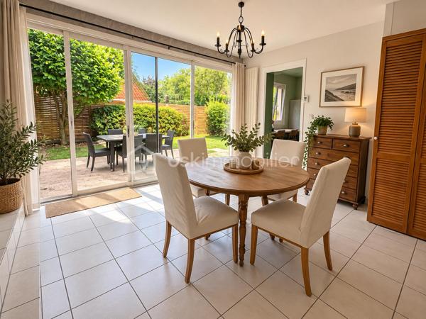 Maison située à Compiègne, dans un quartier pavillonnaire calme, proche de toutes commodités, des commerces et des établissements scolaires ainsi que du parc de Bayser.

Cette maison individuelle offre une belle configuration et un beau potentiel d’aménagement.

Elle se compose au rez-de-chaussée d’une cuisine aménagée, d’un salon-salle à manger et de deux chambres. À l’étage, vous trouverez une troisième chambre ainsi qu’une salle de bains et des WC.

À l’extérieur, vous profiterez d’un jardin décoré avec goût de 270 m², d’une place de stationnement et de deux dépendances.

L’une des dépendances, d’environ 16 m², est aménagée et bénéficie de l’électricité et du chauffage. Cet espace peut être utilisé selon vos besoins comme chambre supplémentaire, bureau, espace pour une activité professionnelle ou encore être transformé en garage.

La seconde dépendance complète les espaces annexes de la propriété.

Cette maison présente de belles possibilités et mérite d’être découverte sur place afin d’en apprécier pleinement le potentiel.

Un bien qui offre une configuration intéressante et de nombreuses possibilités d’évolution, aussi bien pour une famille que pour un projet personnel ou professionnel.

Un bien rare sur le secteur, qui mérite une visite rapide.

Pour tout renseignement complémentaire ou pour organiser une visite, contactez-moi.