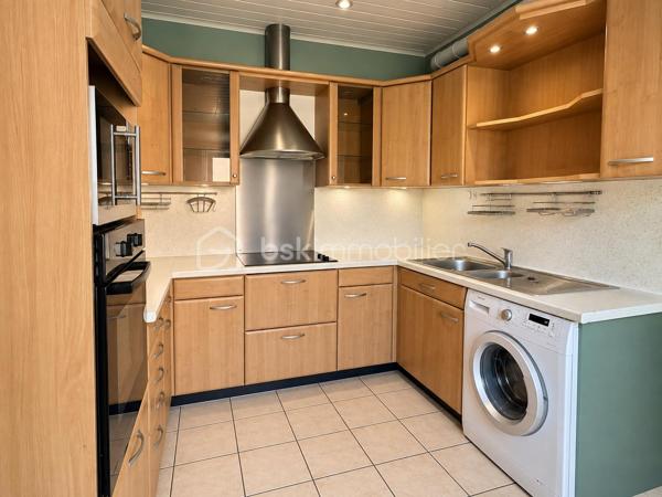 Maison située à Compiègne, dans un quartier pavillonnaire calme, proche de toutes commodités, des commerces et des établissements scolaires ainsi que du parc de Bayser.

Cette maison individuelle offre une belle configuration et un beau potentiel d’aménagement.

Elle se compose au rez-de-chaussée d’une cuisine aménagée, d’un salon-salle à manger et de deux chambres. À l’étage, vous trouverez une troisième chambre ainsi qu’une salle de bains et des WC.

À l’extérieur, vous profiterez d’un jardin décoré avec goût de 270 m², d’une place de stationnement et de deux dépendances.

L’une des dépendances, d’environ 16 m², est aménagée et bénéficie de l’électricité et du chauffage. Cet espace peut être utilisé selon vos besoins comme chambre supplémentaire, bureau, espace pour une activité professionnelle ou encore être transformé en garage.

La seconde dépendance complète les espaces annexes de la propriété.

Cette maison présente de belles possibilités et mérite d’être découverte sur place afin d’en apprécier pleinement le potentiel.

Un bien qui offre une configuration intéressante et de nombreuses possibilités d’évolution, aussi bien pour une famille que pour un projet personnel ou professionnel.

Un bien rare sur le secteur, qui mérite une visite rapide.

Pour tout renseignement complémentaire ou pour organiser une visite, contactez-moi.
