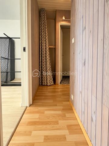 Maison située à Compiègne, dans un quartier pavillonnaire calme, proche de toutes commodités, des commerces et des établissements scolaires ainsi que du parc de Bayser.

Cette maison individuelle offre une belle configuration et un beau potentiel d’aménagement.

Elle se compose au rez-de-chaussée d’une cuisine aménagée, d’un salon-salle à manger et de deux chambres. À l’étage, vous trouverez une troisième chambre ainsi qu’une salle de bains et des WC.

À l’extérieur, vous profiterez d’un jardin décoré avec goût de 270 m², d’une place de stationnement et de deux dépendances.

L’une des dépendances, d’environ 16 m², est aménagée et bénéficie de l’électricité et du chauffage. Cet espace peut être utilisé selon vos besoins comme chambre supplémentaire, bureau, espace pour une activité professionnelle ou encore être transformé en garage.

La seconde dépendance complète les espaces annexes de la propriété.

Cette maison présente de belles possibilités et mérite d’être découverte sur place afin d’en apprécier pleinement le potentiel.

Un bien qui offre une configuration intéressante et de nombreuses possibilités d’évolution, aussi bien pour une famille que pour un projet personnel ou professionnel.

Un bien rare sur le secteur, qui mérite une visite rapide.

Pour tout renseignement complémentaire ou pour organiser une visite, contactez-moi.