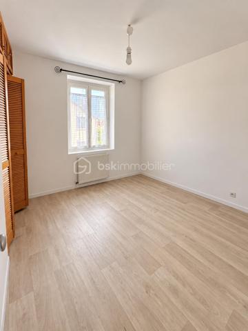 Maison située à Compiègne, dans un quartier pavillonnaire calme, proche de toutes commodités, des commerces et des établissements scolaires ainsi que du parc de Bayser.

Cette maison individuelle offre une belle configuration et un beau potentiel d’aménagement.

Elle se compose au rez-de-chaussée d’une cuisine aménagée, d’un salon-salle à manger et de deux chambres. À l’étage, vous trouverez une troisième chambre ainsi qu’une salle de bains et des WC.

À l’extérieur, vous profiterez d’un jardin décoré avec goût de 270 m², d’une place de stationnement et de deux dépendances.

L’une des dépendances, d’environ 16 m², est aménagée et bénéficie de l’électricité et du chauffage. Cet espace peut être utilisé selon vos besoins comme chambre supplémentaire, bureau, espace pour une activité professionnelle ou encore être transformé en garage.

La seconde dépendance complète les espaces annexes de la propriété.

Cette maison présente de belles possibilités et mérite d’être découverte sur place afin d’en apprécier pleinement le potentiel.

Un bien qui offre une configuration intéressante et de nombreuses possibilités d’évolution, aussi bien pour une famille que pour un projet personnel ou professionnel.

Un bien rare sur le secteur, qui mérite une visite rapide.

Pour tout renseignement complémentaire ou pour organiser une visite, contactez-moi.