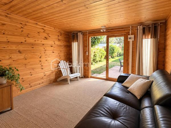 Maison située à Compiègne, dans un quartier pavillonnaire calme, proche de toutes commodités, des commerces et des établissements scolaires ainsi que du parc de Bayser.

Cette maison individuelle offre une belle configuration et un beau potentiel d’aménagement.

Elle se compose au rez-de-chaussée d’une cuisine aménagée, d’un salon-salle à manger et de deux chambres. À l’étage, vous trouverez une troisième chambre ainsi qu’une salle de bains et des WC.

À l’extérieur, vous profiterez d’un jardin décoré avec goût de 270 m², d’une place de stationnement et de deux dépendances.

L’une des dépendances, d’environ 16 m², est aménagée et bénéficie de l’électricité et du chauffage. Cet espace peut être utilisé selon vos besoins comme chambre supplémentaire, bureau, espace pour une activité professionnelle ou encore être transformé en garage.

La seconde dépendance complète les espaces annexes de la propriété.

Cette maison présente de belles possibilités et mérite d’être découverte sur place afin d’en apprécier pleinement le potentiel.

Un bien qui offre une configuration intéressante et de nombreuses possibilités d’évolution, aussi bien pour une famille que pour un projet personnel ou professionnel.

Un bien rare sur le secteur, qui mérite une visite rapide.

Pour tout renseignement complémentaire ou pour organiser une visite, contactez-moi.