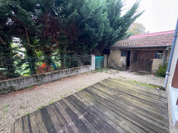 Loue T2 Péronnas avec petite cour privative