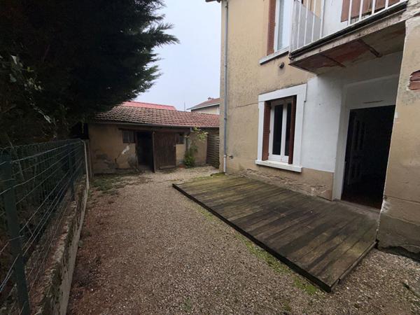 Loue T2 Péronnas avec petite cour privative