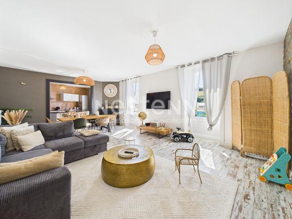 A vendre à Aurillac, centre ville, proche gare, appartement rénové de type 4 d'une surface de 110 m², avec garage et cave.