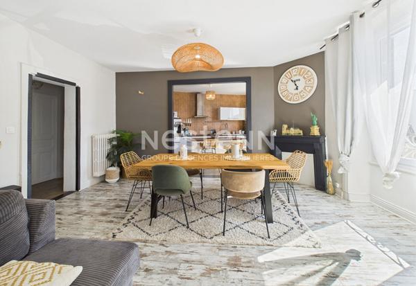 A vendre à Aurillac, centre ville, proche gare, appartement rénové de type 4 d'une surface de 110 m², avec garage et cave.