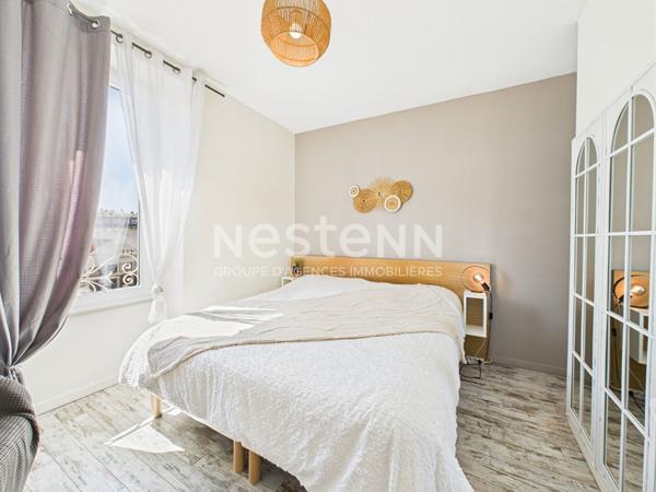 A vendre à Aurillac, centre ville, proche gare, appartement rénové de type 4 d'une surface de 110 m², avec garage et cave.