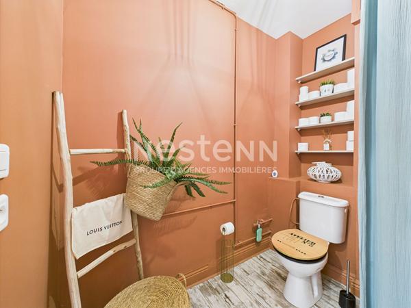 A vendre à Aurillac, centre ville, proche gare, appartement rénové de type 4 d'une surface de 110 m², avec garage et cave.