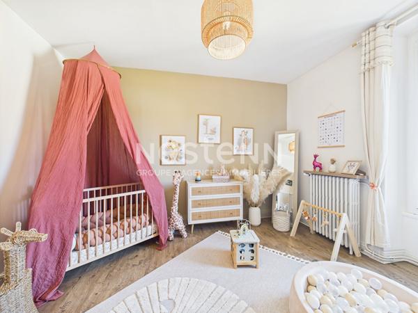 A vendre à Aurillac, centre ville, proche gare, appartement rénové de type 4 d'une surface de 110 m², avec garage et cave.