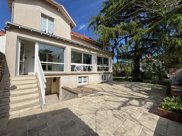BEAUX VOLUMES POUR CETTE MAISON DES ANNES 30 EN CENTRE VILLE