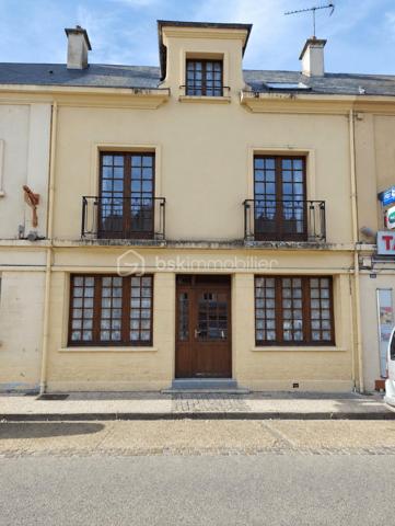 BSK IMMOBILIER est heureux de vous proposer à la vente cette grande maison de ville avec de beaux volumes dans Trun avec une cour.
La maison se compose en rez-de-chaussée d'une d'un séjour ouvert sur le salon avec cheminée (insert), d'une cuisine aménagée et équipée, d'une buanderie-cellier, d'une chaufferie, d'un WC, d'une véranda et d'une cour.
Au premier étage vous retrouverez deux chambres dont une très grande et une salle de bain (avec baignoire, douche et WC).
Au deuxième étage, vous pourrez découvrir une partie grenier ainsi que deux autre chambres.
Vous voulez plus de renseignements ou visiter, appelez-moi !!!