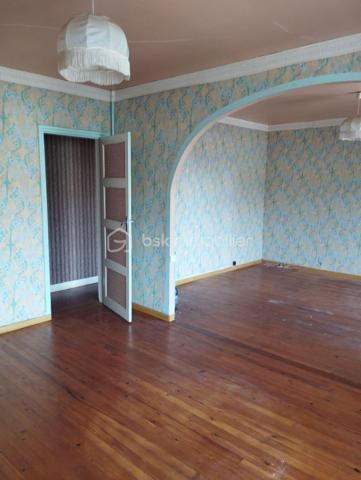 BSK IMMOBILIER est heureux de vous proposer à la vente cette grande maison de ville avec de beaux volumes dans Trun avec une cour.
La maison se compose en rez-de-chaussée d'une d'un séjour ouvert sur le salon avec cheminée (insert), d'une cuisine aménagée et équipée, d'une buanderie-cellier, d'une chaufferie, d'un WC, d'une véranda et d'une cour.
Au premier étage vous retrouverez deux chambres dont une très grande et une salle de bain (avec baignoire, douche et WC).
Au deuxième étage, vous pourrez découvrir une partie grenier ainsi que deux autre chambres.
Vous voulez plus de renseignements ou visiter, appelez-moi !!!
