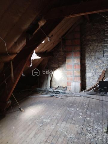BSK IMMOBILIER est heureux de vous proposer à la vente cette grande maison de ville avec de beaux volumes dans Trun avec une cour.
La maison se compose en rez-de-chaussée d'une d'un séjour ouvert sur le salon avec cheminée (insert), d'une cuisine aménagée et équipée, d'une buanderie-cellier, d'une chaufferie, d'un WC, d'une véranda et d'une cour.
Au premier étage vous retrouverez deux chambres dont une très grande et une salle de bain (avec baignoire, douche et WC).
Au deuxième étage, vous pourrez découvrir une partie grenier ainsi que deux autre chambres.
Vous voulez plus de renseignements ou visiter, appelez-moi !!!
