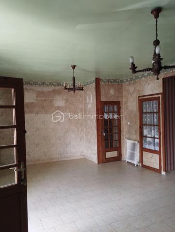 BSK IMMOBILIER est heureux de vous proposer à la vente cette grande maison de ville avec de beaux volumes dans Trun avec une cour.
La maison se compose en rez-de-chaussée d'une d'un séjour ouvert sur le salon avec cheminée (insert), d'une cuisine aménagée et équipée, d'une buanderie-cellier, d'une chaufferie, d'un WC, d'une véranda et d'une cour.
Au premier étage vous retrouverez deux chambres dont une très grande et une salle de bain (avec baignoire, douche et WC).
Au deuxième étage, vous pourrez découvrir une partie grenier ainsi que deux autre chambres.
Vous voulez plus de renseignements ou visiter, appelez-moi !!!