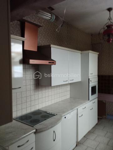 BSK IMMOBILIER est heureux de vous proposer à la vente cette grande maison de ville avec de beaux volumes dans Trun avec une cour.
La maison se compose en rez-de-chaussée d'une d'un séjour ouvert sur le salon avec cheminée (insert), d'une cuisine aménagée et équipée, d'une buanderie-cellier, d'une chaufferie, d'un WC, d'une véranda et d'une cour.
Au premier étage vous retrouverez deux chambres dont une très grande et une salle de bain (avec baignoire, douche et WC).
Au deuxième étage, vous pourrez découvrir une partie grenier ainsi que deux autre chambres.
Vous voulez plus de renseignements ou visiter, appelez-moi !!!