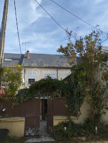 BSK IMMOBILIER est heureux de vous proposer à la vente cette grande maison de ville avec de beaux volumes dans Trun avec une cour.
La maison se compose en rez-de-chaussée d'une d'un séjour ouvert sur le salon avec cheminée (insert), d'une cuisine aménagée et équipée, d'une buanderie-cellier, d'une chaufferie, d'un WC, d'une véranda et d'une cour.
Au premier étage vous retrouverez deux chambres dont une très grande et une salle de bain (avec baignoire, douche et WC).
Au deuxième étage, vous pourrez découvrir une partie grenier ainsi que deux autre chambres.
Vous voulez plus de renseignements ou visiter, appelez-moi !!!