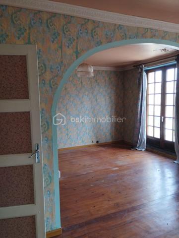 BSK IMMOBILIER est heureux de vous proposer à la vente cette grande maison de ville avec de beaux volumes dans Trun avec une cour.
La maison se compose en rez-de-chaussée d'une d'un séjour ouvert sur le salon avec cheminée (insert), d'une cuisine aménagée et équipée, d'une buanderie-cellier, d'une chaufferie, d'un WC, d'une véranda et d'une cour.
Au premier étage vous retrouverez deux chambres dont une très grande et une salle de bain (avec baignoire, douche et WC).
Au deuxième étage, vous pourrez découvrir une partie grenier ainsi que deux autre chambres.
Vous voulez plus de renseignements ou visiter, appelez-moi !!!
