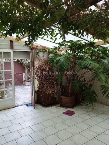 BSK IMMOBILIER est heureux de vous proposer à la vente cette grande maison de ville avec de beaux volumes dans Trun avec une cour.
La maison se compose en rez-de-chaussée d'une d'un séjour ouvert sur le salon avec cheminée (insert), d'une cuisine aménagée et équipée, d'une buanderie-cellier, d'une chaufferie, d'un WC, d'une véranda et d'une cour.
Au premier étage vous retrouverez deux chambres dont une très grande et une salle de bain (avec baignoire, douche et WC).
Au deuxième étage, vous pourrez découvrir une partie grenier ainsi que deux autre chambres.
Vous voulez plus de renseignements ou visiter, appelez-moi !!!