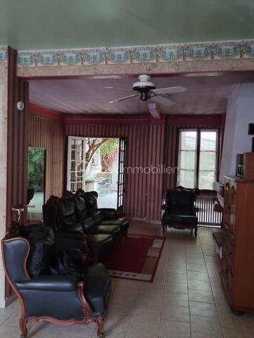 BSK IMMOBILIER est heureux de vous proposer à la vente cette grande maison de ville avec de beaux volumes dans Trun avec une cour.
La maison se compose en rez-de-chaussée d'une d'un séjour ouvert sur le salon avec cheminée (insert), d'une cuisine aménagée et équipée, d'une buanderie-cellier, d'une chaufferie, d'un WC, d'une véranda et d'une cour.
Au premier étage vous retrouverez deux chambres dont une très grande et une salle de bain (avec baignoire, douche et WC).
Au deuxième étage, vous pourrez découvrir une partie grenier ainsi que deux autre chambres.
Vous voulez plus de renseignements ou visiter, appelez-moi !!!