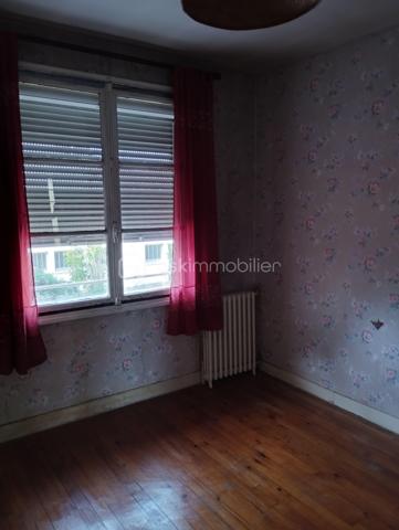 BSK IMMOBILIER est heureux de vous proposer à la vente cette grande maison de ville avec de beaux volumes dans Trun avec une cour.
La maison se compose en rez-de-chaussée d'une d'un séjour ouvert sur le salon avec cheminée (insert), d'une cuisine aménagée et équipée, d'une buanderie-cellier, d'une chaufferie, d'un WC, d'une véranda et d'une cour.
Au premier étage vous retrouverez deux chambres dont une très grande et une salle de bain (avec baignoire, douche et WC).
Au deuxième étage, vous pourrez découvrir une partie grenier ainsi que deux autre chambres.
Vous voulez plus de renseignements ou visiter, appelez-moi !!!