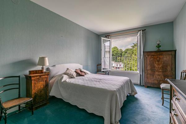 LA CELLE ST CLOUD - QUARTIER DE LA CHATAIGNERAIE - MAISON 186 M² - 6 CHAMBRES - JARDIN - PATIO - BARBECUE - GARAGE 2 VOITURES -