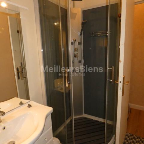 Charmant studio dans bel immeuble Haussmannien